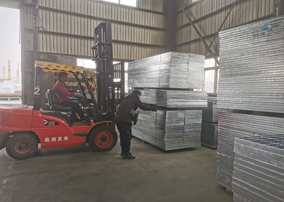 কার্বন ইস্পাত Q235 ক্যাটওয়াক ইস্পাত গ্রেটিং 75x10 মিমি অ্যান্টি জারা